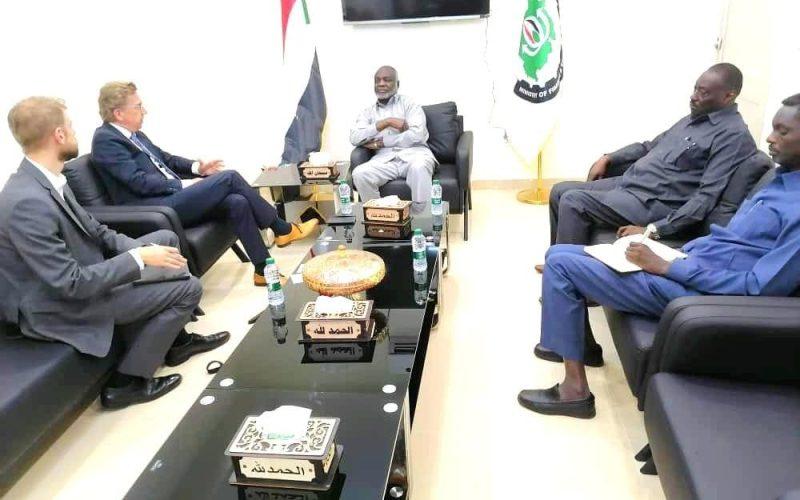 وزير المالية يجدد إهتمام الحكومة بمعالجة تداعيات الحرب