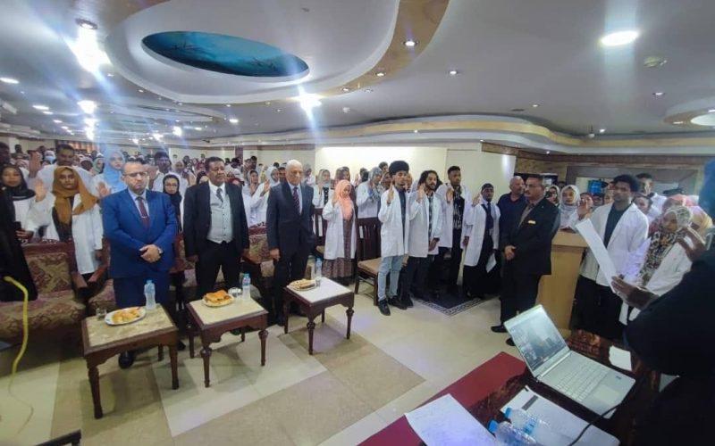 بحضور المستشار الطبي بالسفارة المجلس الطبي السوداني يجري مراسم أداء القسم الطبي العاشر لعدد ٢٩٣ من الأطباء و الطبيبات.