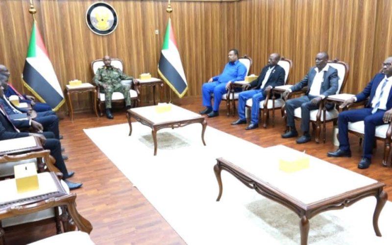 البرهان يلتقي وفد حركة شباب التغيير والعدالة