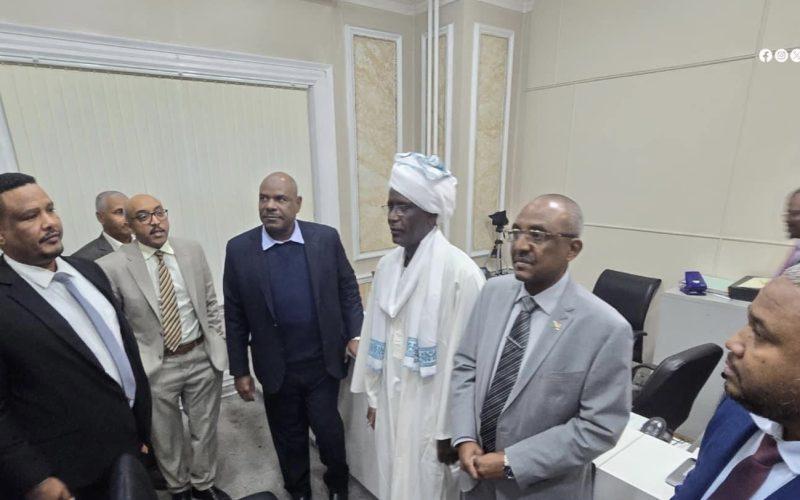 أشاد بالأداء .. مدير عام قوات الشرطة يتفقد مكتب الجوازات بلندن