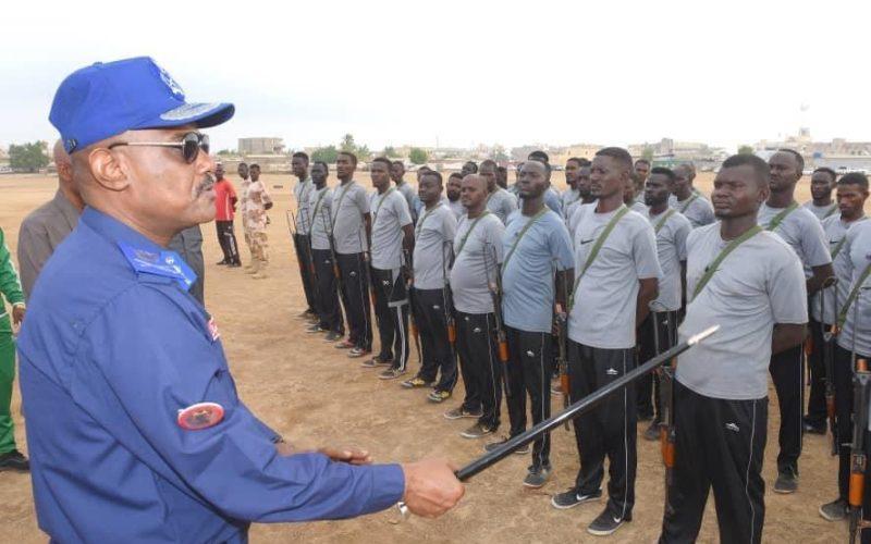 مدير الإدارة العامة للشرطة الأمنية يتفقد دورة حرب المدن