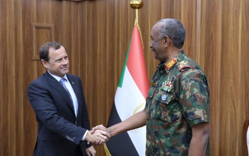 في لقاء مطول ببورتسودان .. البرهان يناقش مع المبعوث الأمريكي انتهاكات المليشيا في حق المدنيين