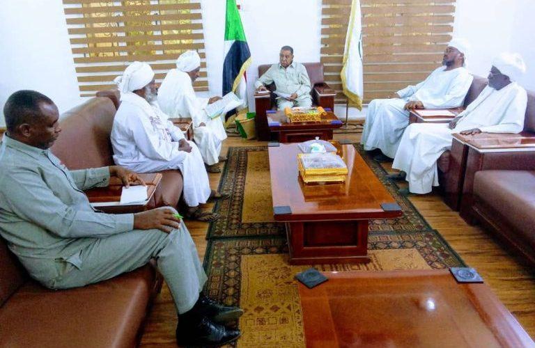 والي الشمالية يلتقي رئيس هيئة علماء السودان بالولاية