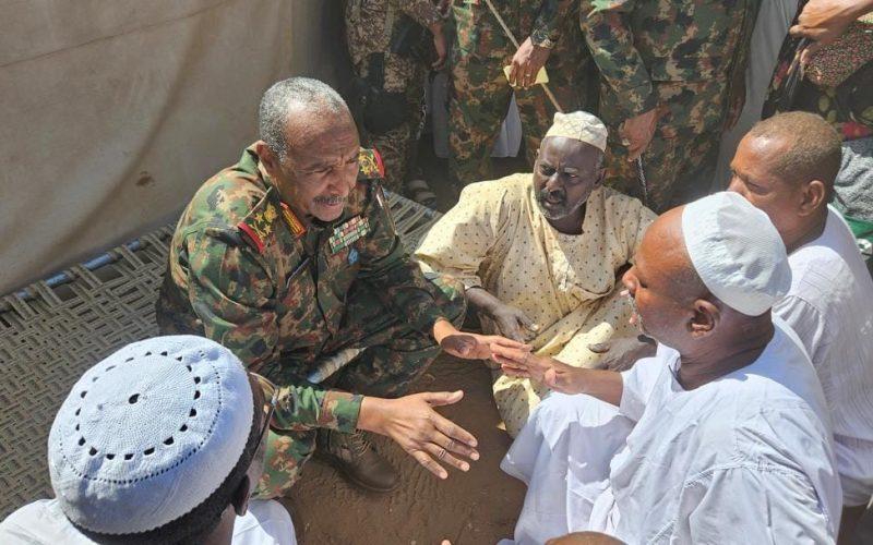 البرهان يتفقد نازحي شرق الجزيرة بولاية نهر النيل