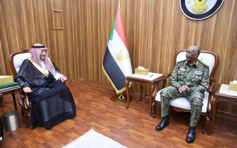 البرهان يتسلم دعوة من خادم الحرمين الشريفين لزيارة المملكة العربية السعودية