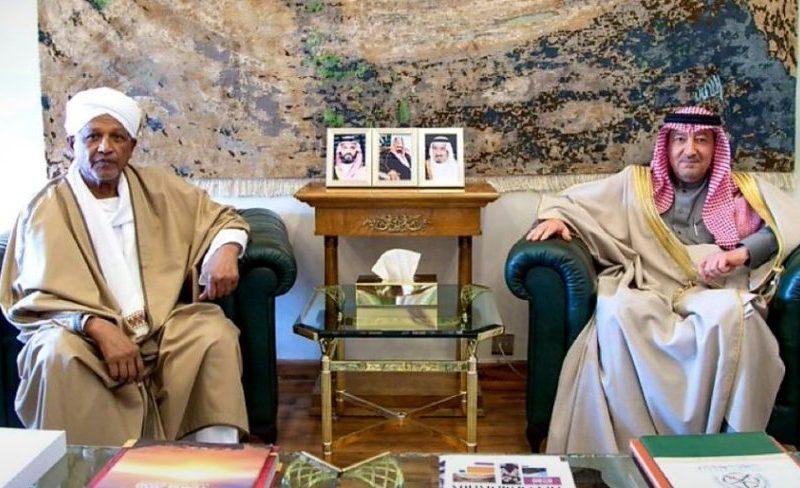 السعودية تبحث تطورات الأوضاع الراهنة في السودان الرياض ـــ اليوم التالي قالت الخارجية السعودية، إن نائب وزير الخارجية وليد الخريجي استقبل سفير السودان لدى المملكة دفع الله الحاج علي. وأوضحت أن اللقاء ناقش مستجدات الأوضاع الراهنة بالبلاد وتداعياتها والجهود المبذولة بشأنها. ومنذ منتصف أبريل، يخوض الجيش السوداني  حربا في مواجهة مليشيا الدعم السريع المتمردة  خلّفت أكثر من 20 ألف قتيل وقرابة 10 ملايين نازح ولاجئ.