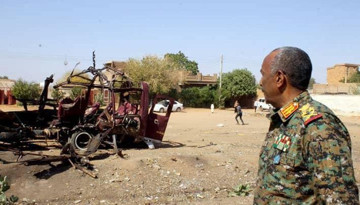 البرهان يزور موقع حادثة حافلة امدرمان
