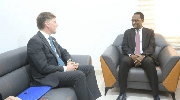 وزير الثقافة والإعلام يبحث مع المبعوث الخاص للمملكة المتحدة سبل تطوير العلاقات الثنائية بين البلدين.