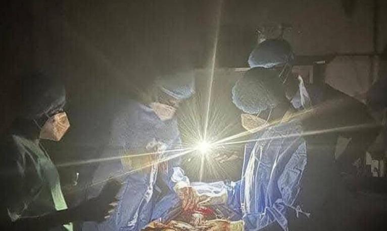 يعملون بأضواء الهاتف.. مناوي: صورة معبرة لأطباء الفاشر تكشف المعاناة الإنسانية