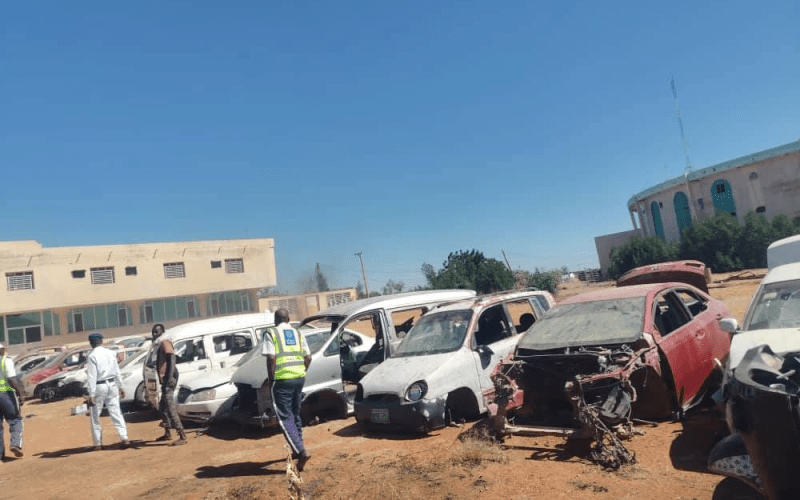 شرطة مرور بالجزيرة تشرع في جمع العربات المنهوبة من الشوارع