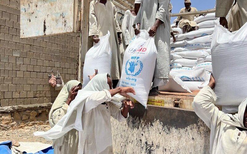 تحذيرات من برنامج الغذاء العالمي من عرقلة جهودة الإنسانية في السودان
