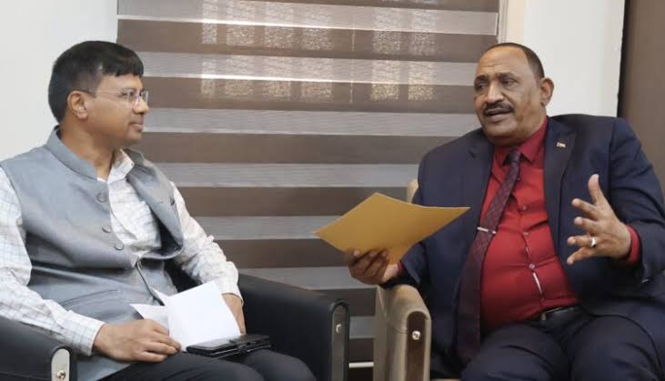 وزير الطاقة والنفط يبحث مع السفير الهندي التعاون في مجال البترول