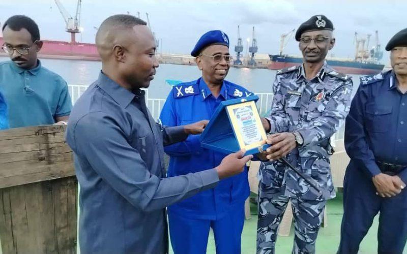 جامعة الرباط الوطنى تكرم مدير الإدارة العامة للشرطة الأمنية لجهوده فى دعم أنشطة وبرامج الجامعة