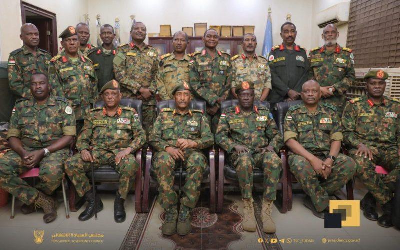 في زيارة لمنطقة بحري العسكرية وسلاح الإشارة – البرهان: الجيش مستمر في حرب الكرامة حتى دحر التمرد