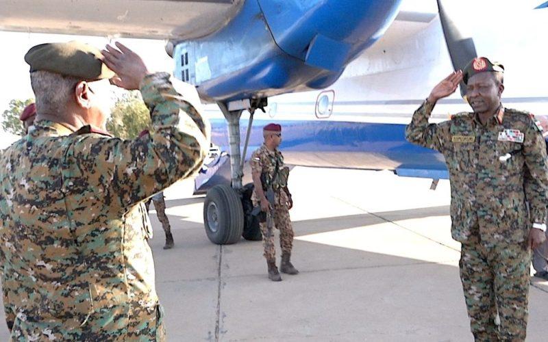 كباشي يتفقد سلاح الإشارة وقاعدة وادي سيدنا العسكرية