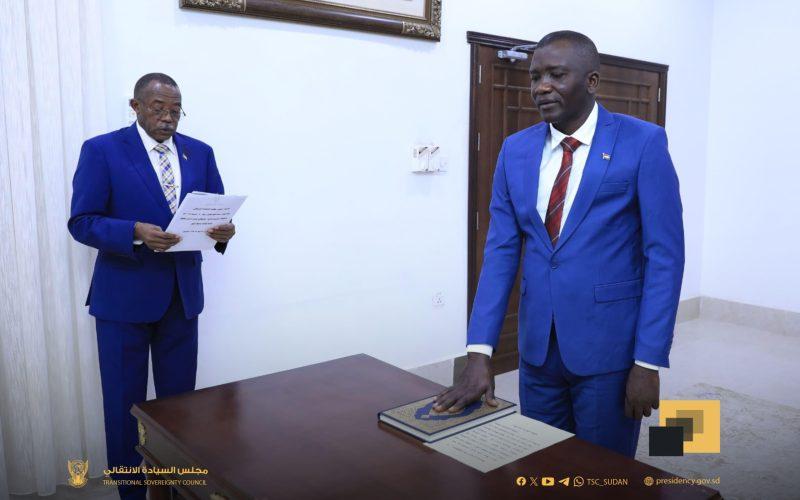 تمبور يؤدي القسم أمام البرهان والياً لولاية وسط دارفور