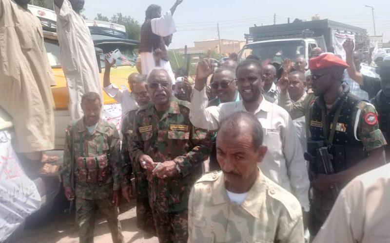 والي النيل الأبيض يقدم التهانيء للقوات المرابطة بالقطينة ويقدم قافلة مواد غذائية للمتحركات والمواطنين