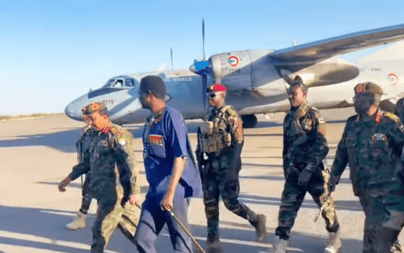 طائرة عسكرية خاصة تقل مناوي إلى مروي