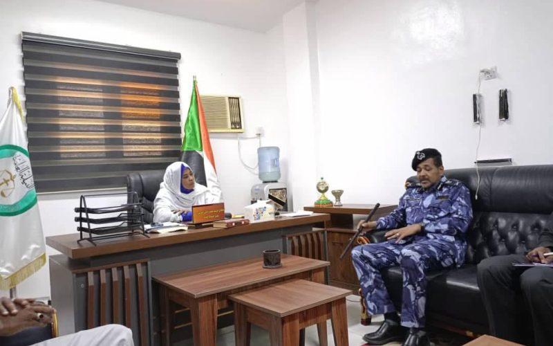 مدير الإدارة العامة لمباحث التجارة والتموين وحماية المستهلك يقف علي إنسياب السلع الإستهلاكية بالمحليات المحررة