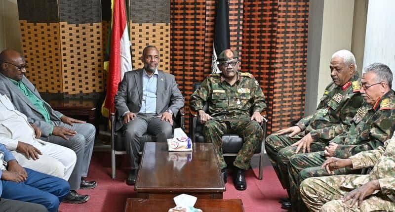 وزير الصحة الاتحادي يهنئ القوات المسلحة بالانتصارات خلال زيارته القيادة العامة وسلاح الإشارة