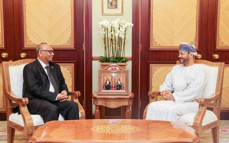 سفير السودان لدى سلطنة عُمان يقدم نسخة من أوراق اعتماده