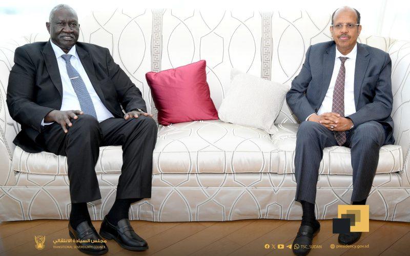 عقار يناقش مع رئيس المفوضية عودة السودان لمقعده بالاتحاد الأفريقي