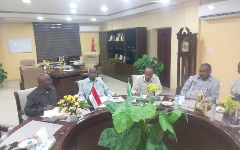 وزارة التربية بالقضارف تبحث تفريغ مدارس الولاية من النازحين