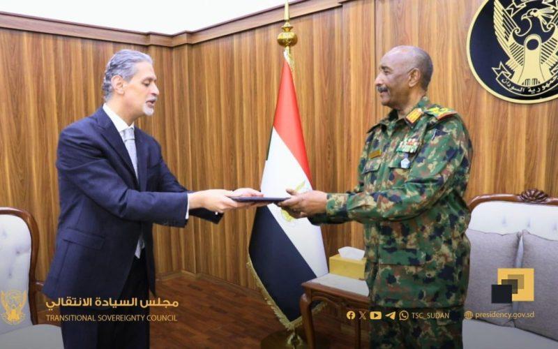 رئيس مجلس السيادة يتسلم دعوة رسمية لزيارة جمهورية مصر العربية