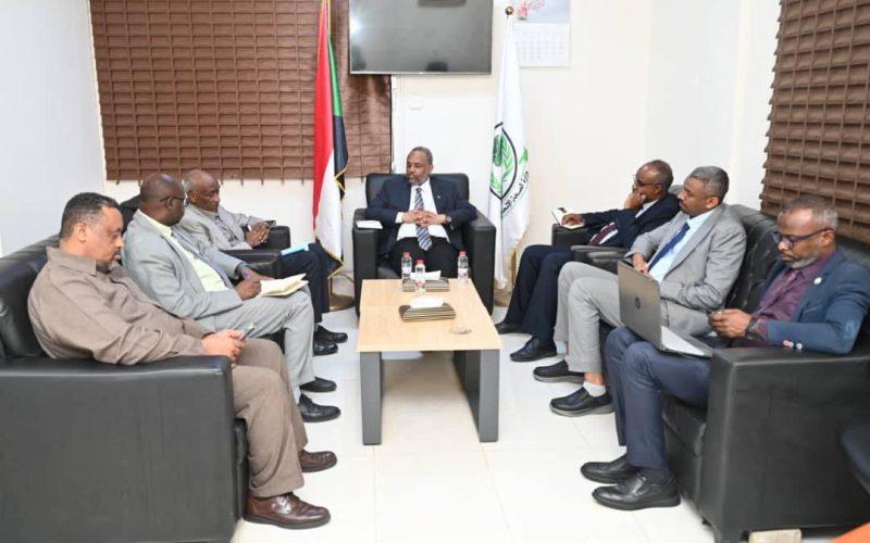 وزير الصحة يؤكد دعمه لجامعة العلوم الصحية