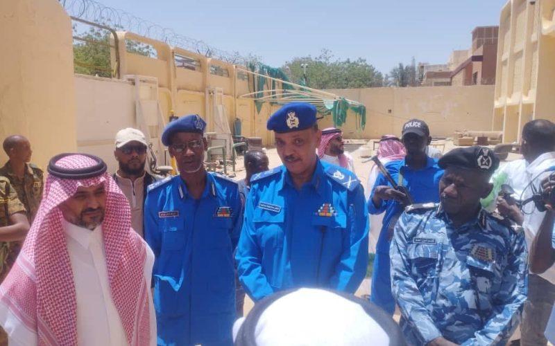 الادارة العامة لتأمين المرافق والمنشآت تأمن مقر السفارة السعودية والسفير يرفع العلم إيذانا بالعودة للخرطوم