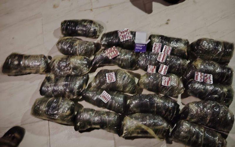 إدارة مكافحة المخدرات بالبحر الأحمر تتمكن من الإيقاع بشبكة إجرامية وتضبط بحوزتهم مخدرات وأسلحة