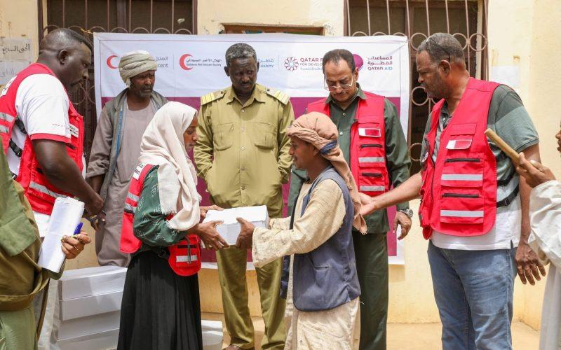 الهلال الأحمر القطري يوزع سلال تمور لسبع وحدات إدارية بمحلية طوكر