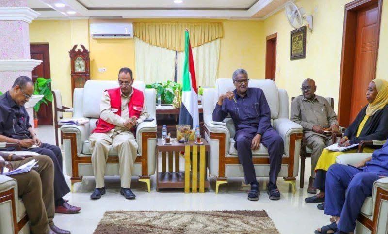 والي القضارف يبحث مع الهلال الاحمر القطري عددا من المشروعات