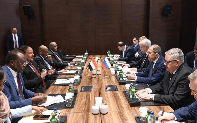 وزير الخارجية يجري مباحثات ثنائية مع نظيره الروسي على هامش أعمال منتدى أنطاليا الدبلوماسي