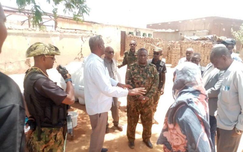 والي الجزيرة يتفقد النازحين المقيمين بمركز أرض المحنة بمدني