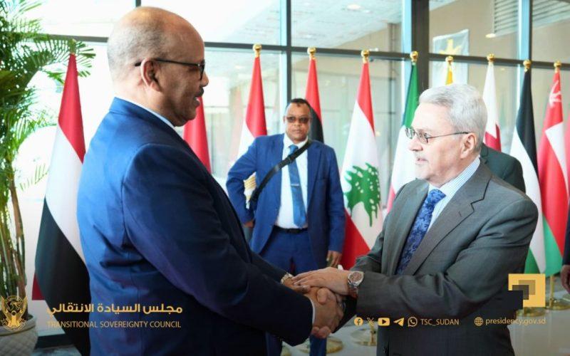 عضو مجلس السيادة الفريق مهندس إبراهيم جابر يصل بغداد للمشاركة في القمة العربية ال 34