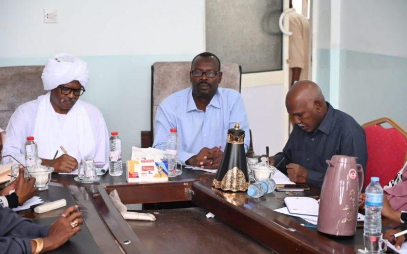 والي القضارف يتفقد سير العمل وتنفيذ مشروعات الخدمات والتنمية بوازرة البنى التحتية بالولاية