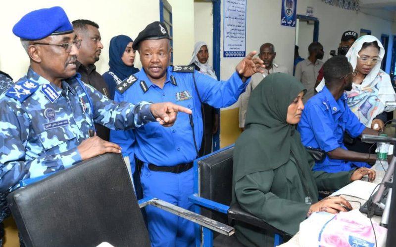 مدير عام قوات الشرطة يدشن بدء العمل بمركز الجوازات والسجل المدني الحلفايا بعد إعادة تأهيله