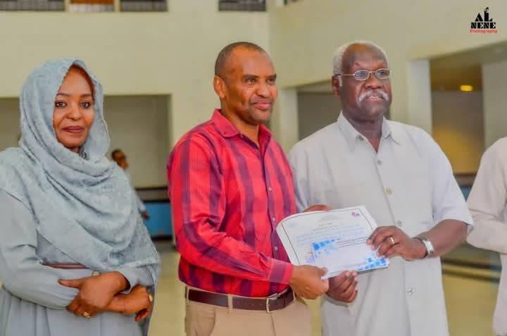 مدير مستشفى الأبيض الدولى يشهد اﻻحتفال بجائزة د.الدسوقي للأداء المتميز