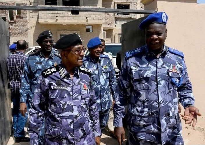 المدير العام لقوات الشرطة يتفقد هيئة الجوازات والسجل المدني