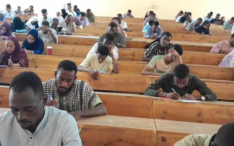 إدارة جامعة بحري تقف على سير الامتحانات بمقر الجامعة بالكدرو