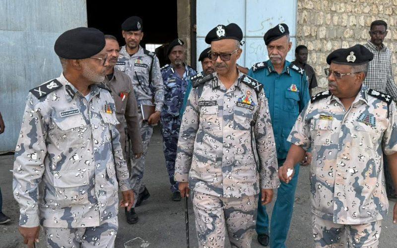 مدير عام قوات الجمارك يتفقد جمارك ميناء عثمان دقنة ويشيد بجهود تسهيل حركة التجارة والركاب