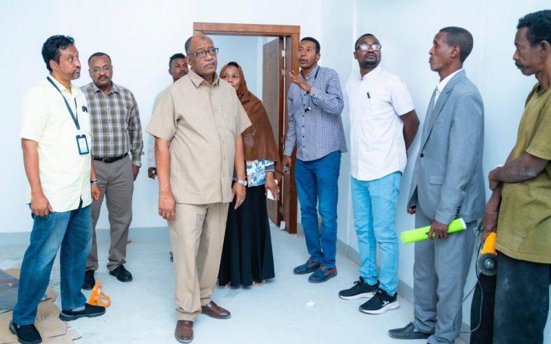 والي البحر الأحمر يقف على الأعمال الجارية بمركز جراحة القلب والقسطرة