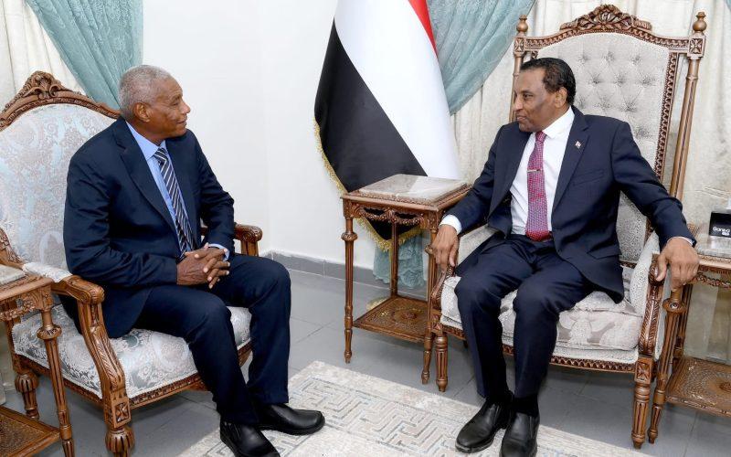 رئيس الوزراء يؤكد أهمية تعزيز الأمن الداخلي بولايات الوسط المحررة مؤخرًا