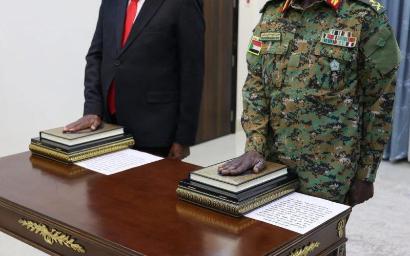 وزيرا الدفاع والداخلية يؤديان القسم أمام رئيس مجلس السيادة