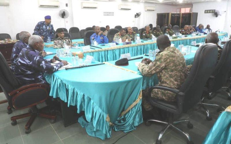 وزير الداخلية يترأس اجتماع لجنة ضبط الأمن وهيبة الدولة بولاية الخرطوم