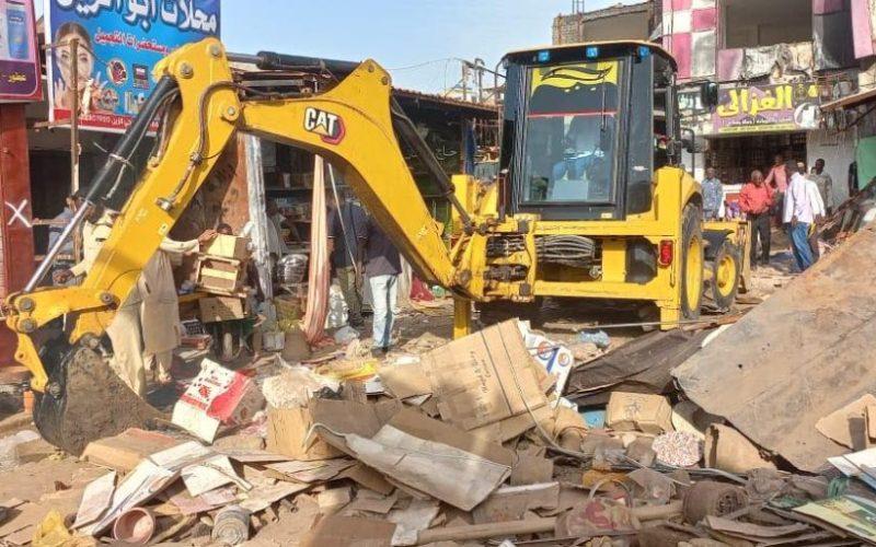 إزالة أكثر من 25 موقعاً تجارياً عشوائياً بسوق مدني