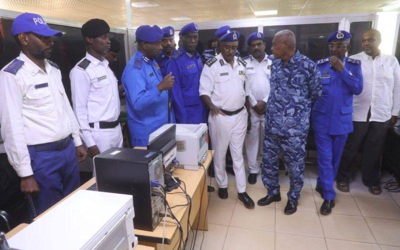 وزير الداخلية يتفقد مركزى الفحص الآلى و الترخيص بمحلية كررى ويوجه بنشر كافة الخدمات المرورية بمحليات الولاية