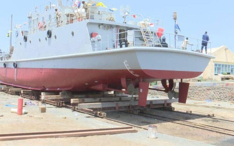 إنزال بارجة القوات البحرية (زمزم) الى البحر بعد صيانتها