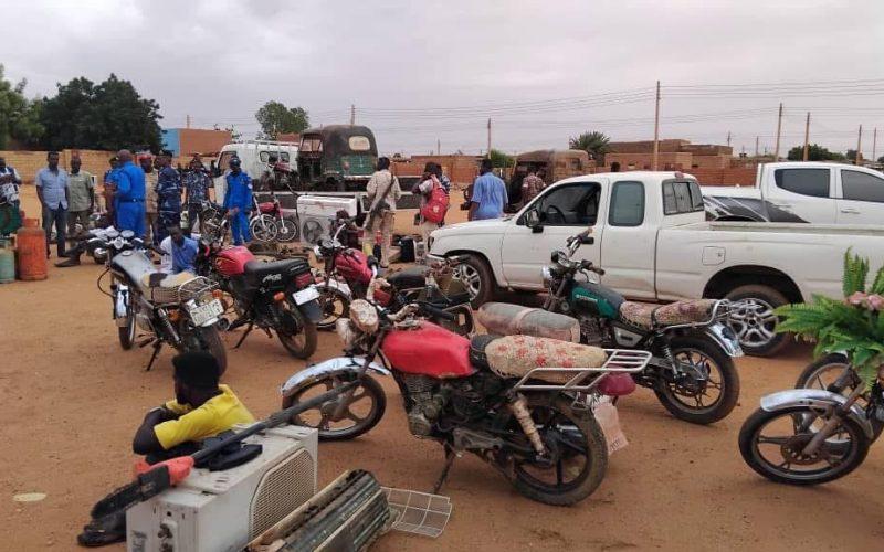 شرطة ولاية الخرطوم وباسناد أمني من الاجهزة الامنية تفرض طوقا أمنيا بجهة دار السلام الحارة 102 والعملية الامنية توقف 29 متهما وتضبط 15 دراجة نارية بدون أوراق رسمية وأسلحة نارية وزخائر